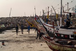 Accra;-Ghana;-Jamestown;-beach;-pirogue;-fishermen;-prow;-La-Jah;-inscription;-religious-reference;-Rastafarian;-sand;-breakwater;-artisanal-fishing;-fishing-community;-daily-life;-Gulf-of-Guinea;-West-Africa;-historic-district;-documentary-photography;-Kaleidos;-Kaleidos-images;-La-parole-à-limage;-Stories-Pictures;-Tarek-Charara